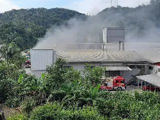 Princípio de incêndio mobiliza bombeiros de três cidades em Brusque - 6