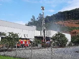 Princípio de incêndio mobiliza bombeiros de três cidades em Brusque - 5