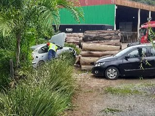 (URGENTE) Saída de pista em Botuverá deixa mulher e criança feridas - 1