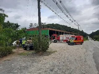 (URGENTE) Saída de pista em Botuverá deixa mulher e criança feridas - 2