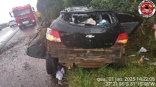 Jovem de 17 anos fica gravemente ferida após capotamento de carro na BR-282 - 1