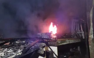 Incêndio de grandes proporções destrói residência de jovem casal - 1