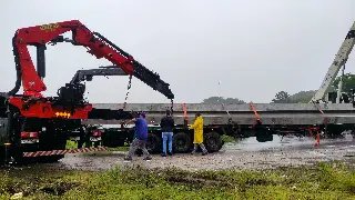 (VÍDEO) Carreta que bloqueou pista no retorno da Antônio Heil teve carga deslocada - 3