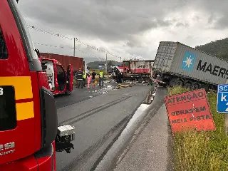 Motorista de caminhão morre em acidente envolvendo outros três veículos - 2