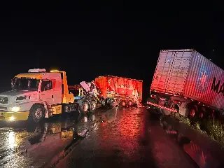 Motorista de caminhão morre em acidente envolvendo outros três veículos - 1