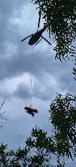 (VÍDEO) Helicóptero Arcanjo resgata idosa após queda em trilha  - 2
