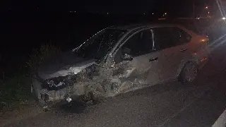 Colisão destrói carros e deixa três pessoas gravemente feridas na SC-410 - 1