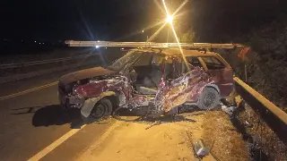Colisão destrói carros e deixa três pessoas gravemente feridas na SC-410 - 2