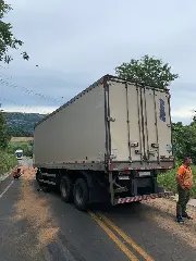 Caminhão perde freio e bate em paredão de pedra em SC  - 1