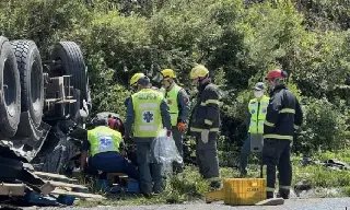 Homem fica gravemente ferido após carreta tombar na BR-470 - 1