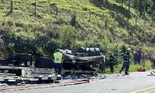 Homem fica gravemente ferido após carreta tombar na BR-470 - 3