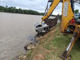 Motorista morre ao perder o controle e cair no rio  - 1