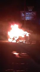 Carro pega fogo após colisão com caminhão na Jorge Lacerda - 2