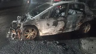 Carro pega fogo após colisão com caminhão na Jorge Lacerda - 3