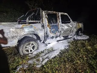 Motorista tenta acionar socorro, mas tem carro destruído por incêndio - 1
