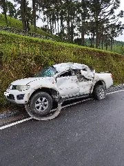 Motorista de caminhonete fica ferido após colisão com caminhão - 1