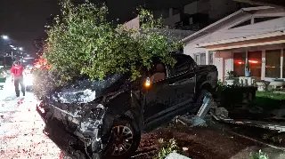 Motorista que destruiu muro de residência estava embriagado e participava de racha, diz delegado - 4
