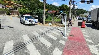 Estrutura de limitador de altura é derrubada em Brusque - 1
