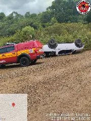Criança morre esmagada após capotamento de caminhonete - 2