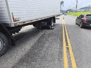 (VÍDEO) Moto vai parar debaixo de caminhão após acidente no Bateas - 1