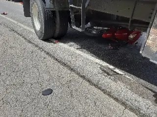 (VÍDEO) Moto vai parar debaixo de caminhão após acidente no Bateas - 4