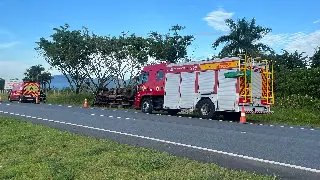Caminhão sai da pista e tomba na BR 470 - 1