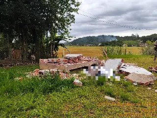 Idoso morre após parede desabar sobre ele durante demolição em Gaspar - 2