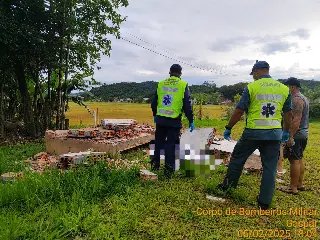 Idoso morre após parede desabar sobre ele durante demolição em Gaspar - 1