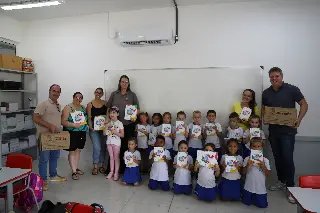 Guabiruba distribui 5 mil kits escolares para início do ano letivo - 3