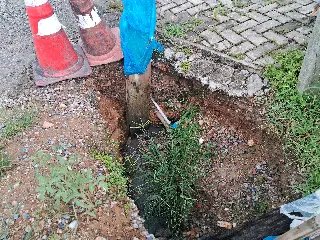 (VÍDEO) Buraco na rua Aires Horn, no Rio Branco, causa transtornos e riscos a moradores - 2