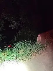 Homem e criança de 10 anos morrem após caminhão cair em ribanceira - 1