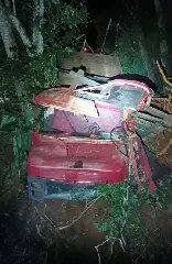 Homem e criança de 10 anos morrem após caminhão cair em ribanceira - 8