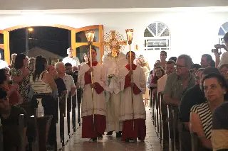 Fiéis lotam igreja para celebrar os 50 anos da Comunidade Nossa Senhora de Lourdes - 1