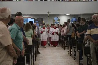 Fiéis lotam igreja para celebrar os 50 anos da Comunidade Nossa Senhora de Lourdes - 7