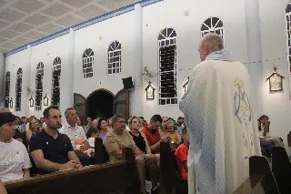 Fiéis lotam igreja para celebrar os 50 anos da Comunidade Nossa Senhora de Lourdes - 4