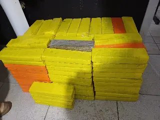 Motorista abandona carro com porta-malas lotado de maconha - 1