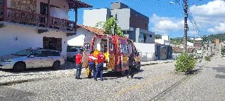 Homem fica ferido após colisão entre carro e moto - 1
