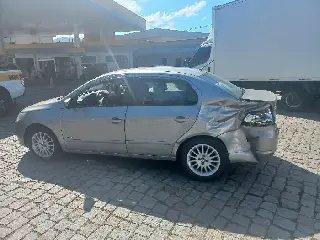 Colisão entre dois carros é registrada na rodovia Antônio Heil - 2