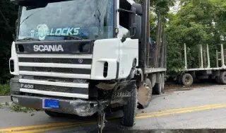Idoso fica preso às ferragens após colisão entre carro e caminhão - 2