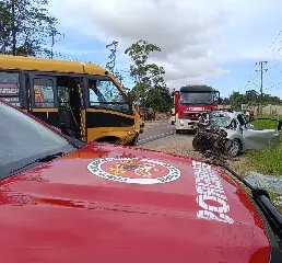 Forte colisão entre ônibus escolar e carro mata motorista, em Tijucas - 1