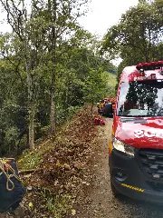 Motorista morre após carro despencar de ribanceira de 50 metros - 1