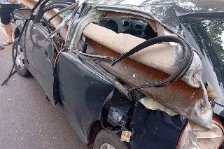 Carro é atravessado por guard-rail após colisão e ocupantes sobrevivem  - 2