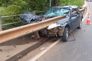 Carro é atravessado por guard-rail após colisão e ocupantes sobrevivem  - 1