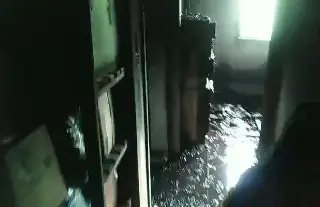 Populares tentam conter incêndio em residência com mangueira de jardim  - 3