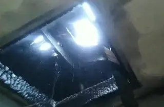 Populares tentam conter incêndio em residência com mangueira de jardim  - 1