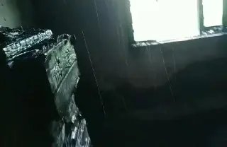 Populares tentam conter incêndio em residência com mangueira de jardim  - 2