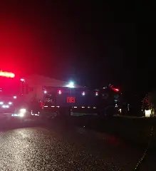 Fogo destrói caminhão e faz garagem colapsar  - 1