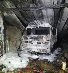 Fogo destrói caminhão e faz garagem colapsar  - 5