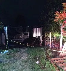 Fogo destrói caminhão e faz garagem colapsar  - 4