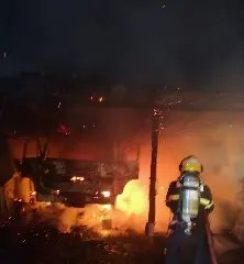 Fogo destrói caminhão e faz garagem colapsar  - 2